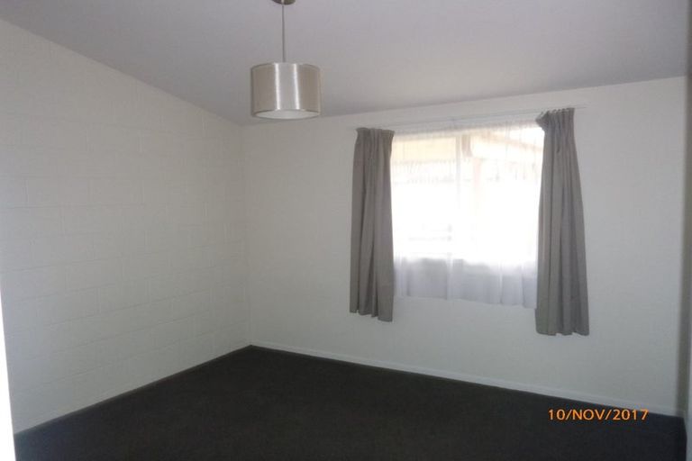 Photo of property in 2 Vera Road, Te Atatu South, Auckland, 0610