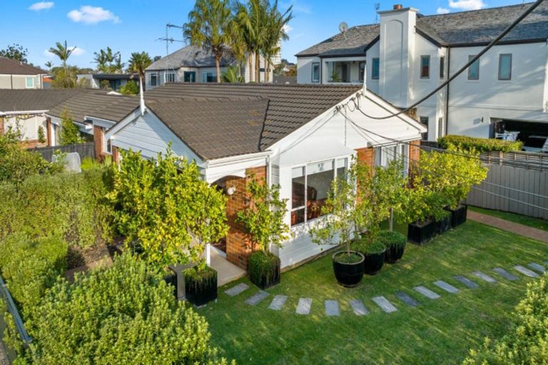 Photo of property in 1/15 Milford Road, Milford, Auckland, 0620