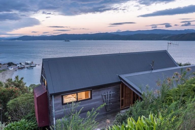 Photo of property in 3a Newport Terrace, Seatoun, Wellington, 6022