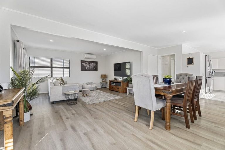 Photo of property in 27 Pohutukawa Avenue, Shelly Park, Auckland, 2014