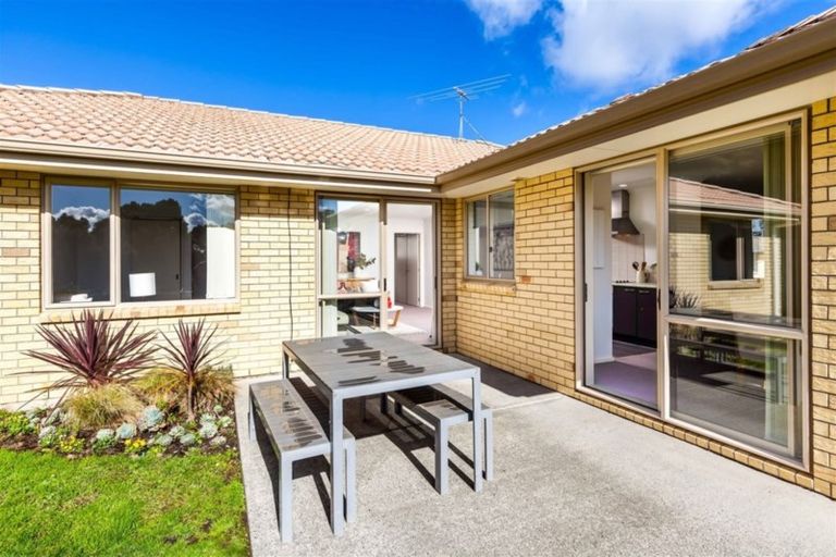 Photo of property in 15 Condor Place, Unsworth Heights, Auckland, 0632