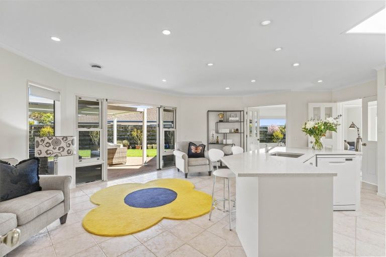 Photo of property in 2 Fairview Terrace, Waipahihi, Taupo, 3330