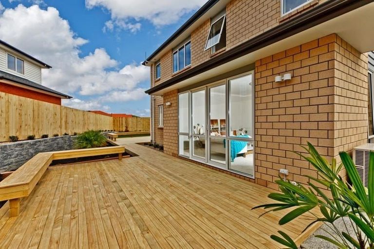 Photo of property in 70 Huntington Park Drive, Greenhithe, Auckland, 0632