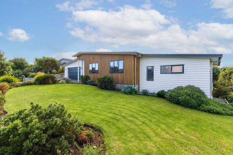 Photo of property in 21 Ferndale Drive, Waikanae, 5036