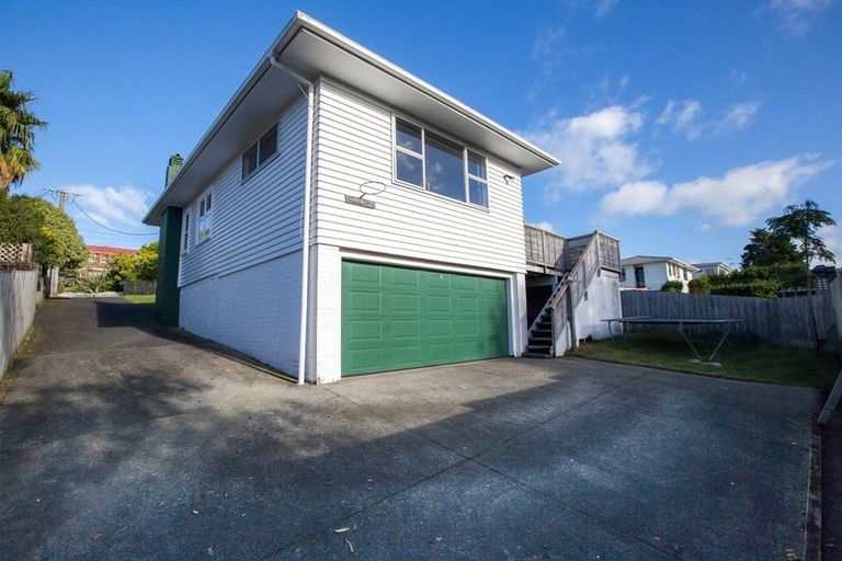 Photo of property in 9 Barron Drive, Green Bay, Auckland, 0604