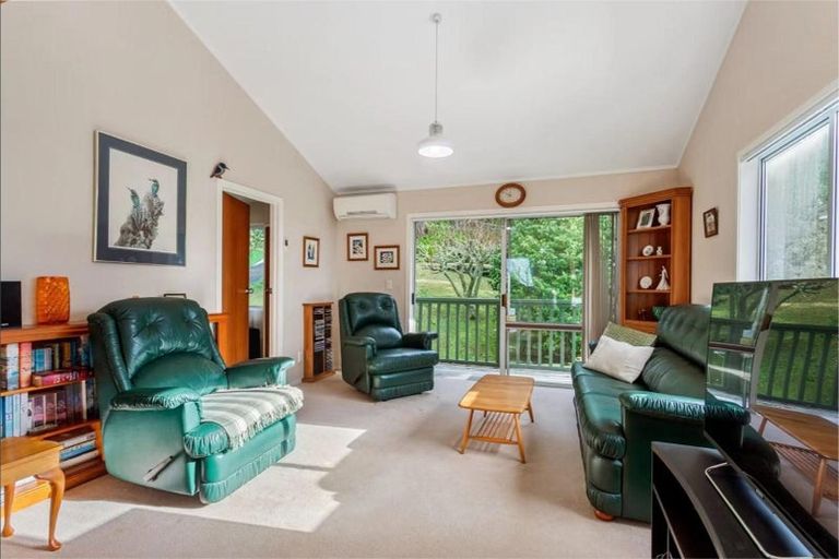 Photo of property in 15 Easton Park Parade, Glenfield, Auckland, 0629