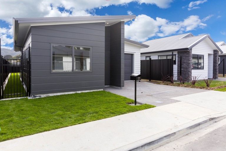 Photo of property in 7 Thornbury Lane, Timberlea, Upper Hutt, 5018