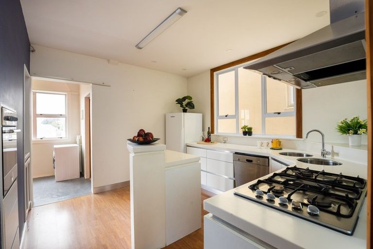 Photo of property in Devonport Apartments, 4/127 Saint Aubyn Street, New Plymouth, 4310