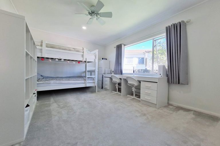 Photo of property in 1/8 Flaunty Place, West Harbour, Auckland, 0618