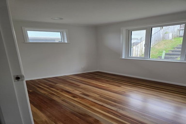 Photo of property in 7 Balmain Street, Newlands, Wellington, 6037