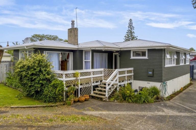 Photo of property in 21 Thomas Avenue, Te Atatu Peninsula, Auckland, 0610