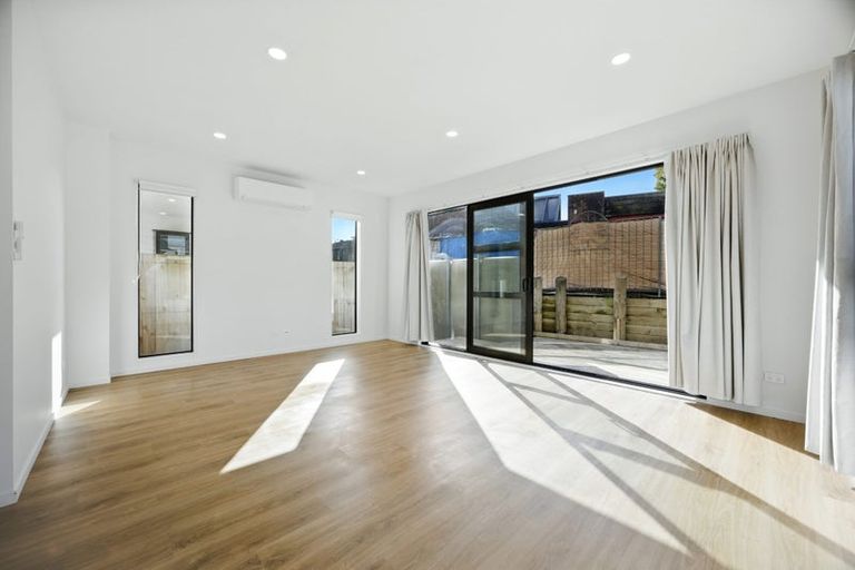 Photo of property in 43a Fitzherbert Avenue, West Harbour, Auckland, 0618