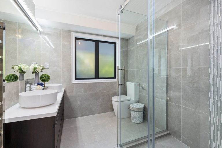 Photo of property in 4 Calypso Place, Rothesay Bay, Auckland, 0630