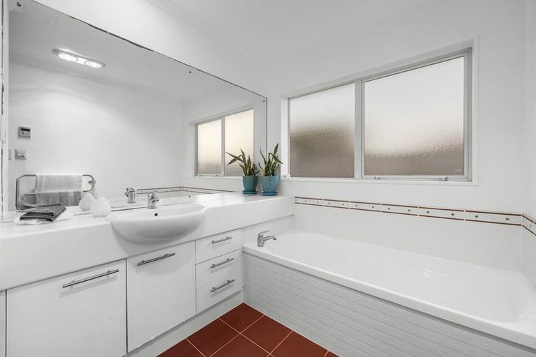 Photo of property in 8 William Woods Court, Flat Bush, Auckland, 2016
