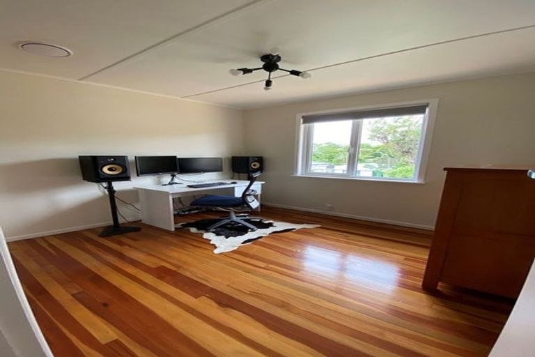 Photo of property in 99 Kenmore Street, Newlands, Wellington, 6037