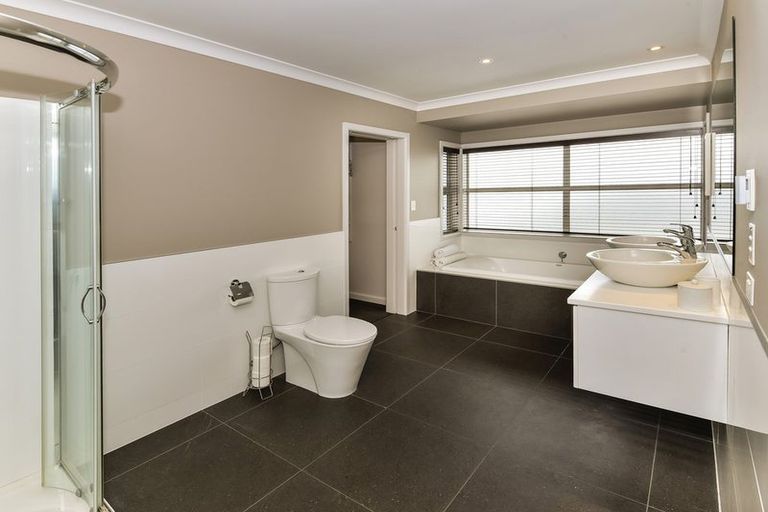 Photo of property in 17 Hinau Street, New Lynn, Auckland, 0600