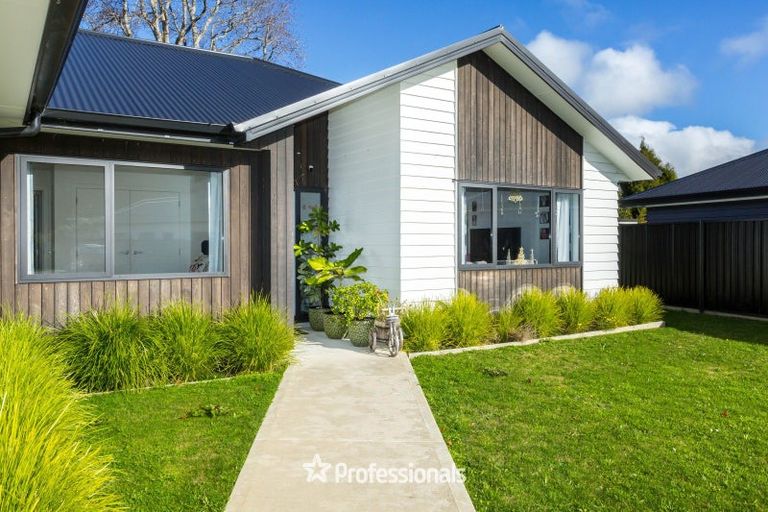 Photo of property in 3 Nikau Lane, Timberlea, Upper Hutt, 5018