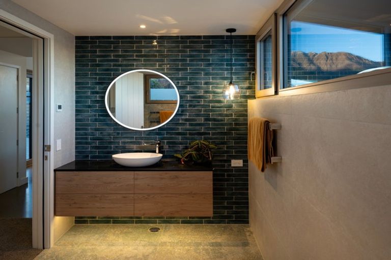 Photo of property in 52 Suburb Street, Queenstown, 9300