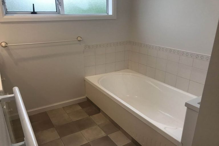 Photo of property in 2/460 East Coast Road, Windsor Park, Auckland, 0630