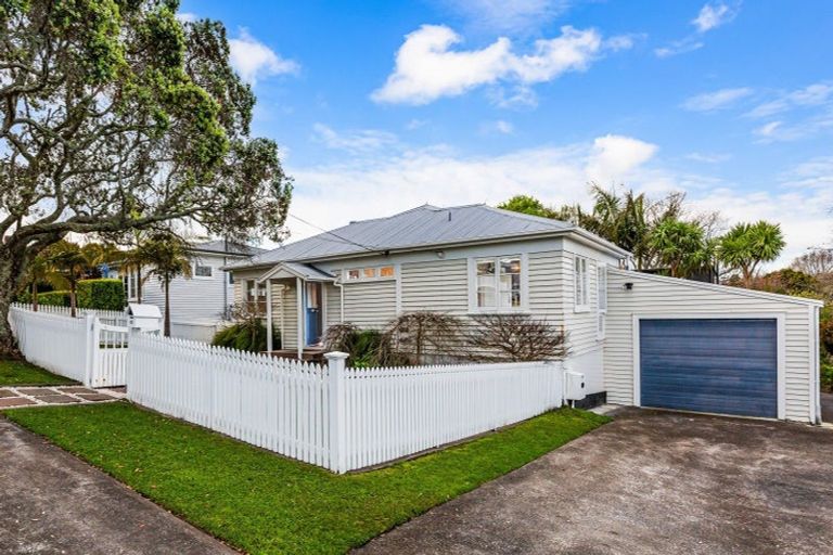 Photo of property in 10 Cassino Street, Bayswater, Auckland, 0622