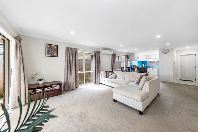 Photo of property in 16 Dolbel Place, Mangere East, Auckland, 2024
