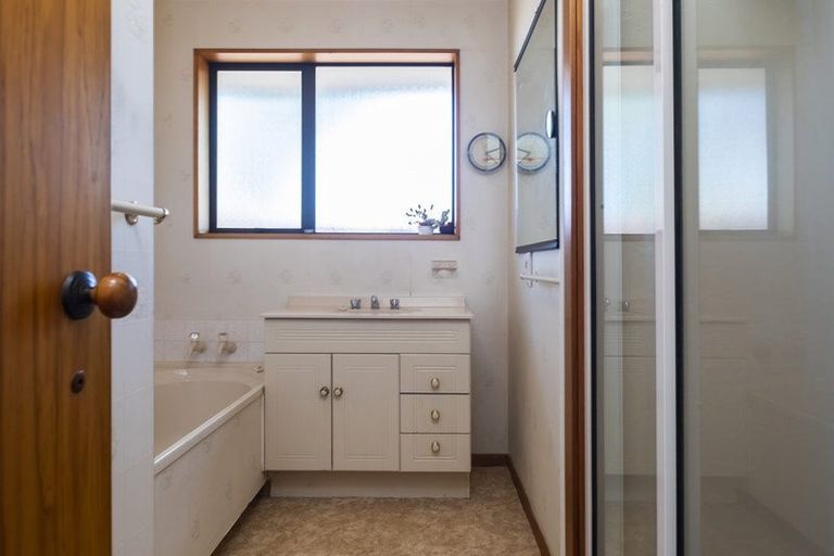 Photo of property in 8 Edron Place, Redwood, Christchurch, 8051