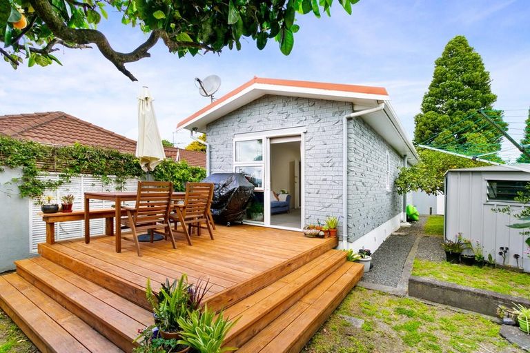 Photo of property in 13 Taikata Road, Te Atatu Peninsula, Auckland, 0610