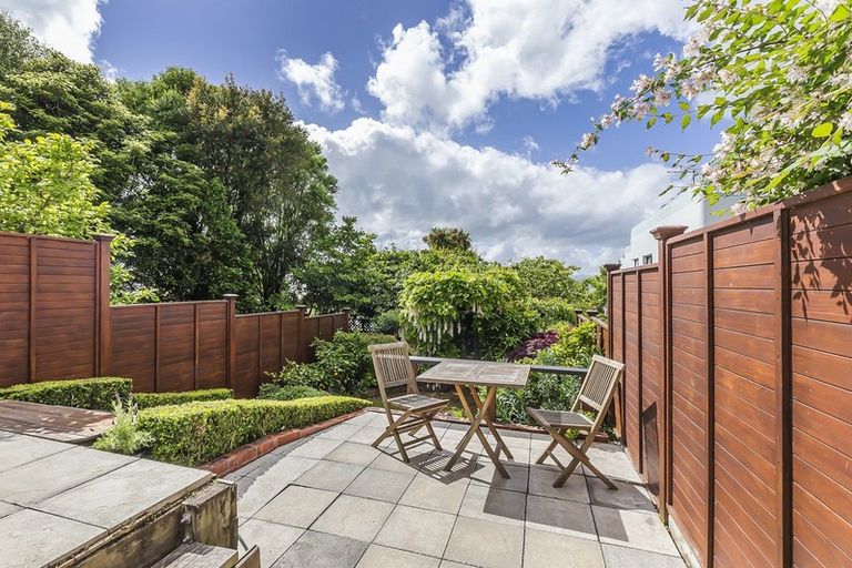 Photo of property in 33 Grant Road, Thorndon, Wellington, 6011