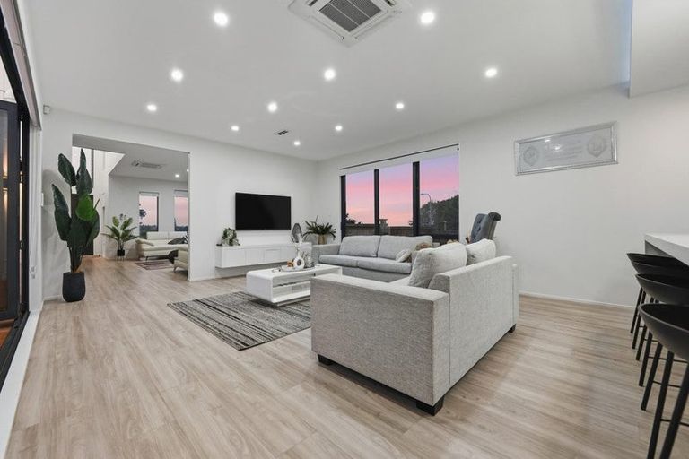 Photo of property in 7d Babich Road, Henderson Valley, Auckland, 0614