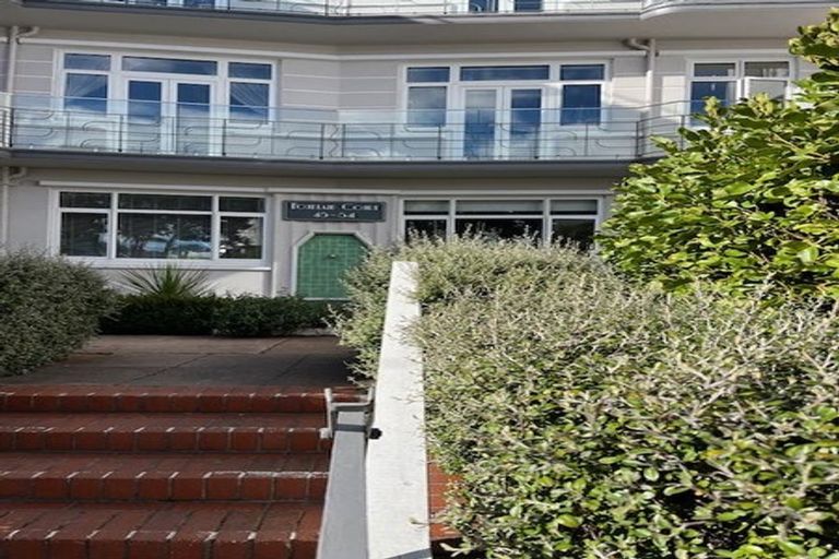 Photo of property in Fountain Court, 6/48 Oriental Parade, Oriental Bay, Wellington, 6011