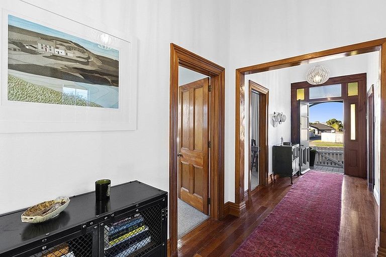 Photo of property in 8 Morley Street, New Plymouth, 4310