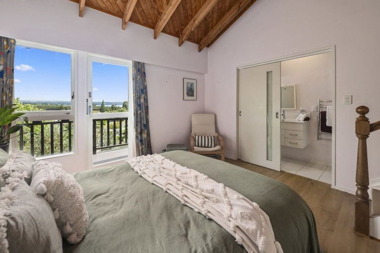 Photo of property in 11 Rika Place, Kawaha Point, Rotorua, 3010