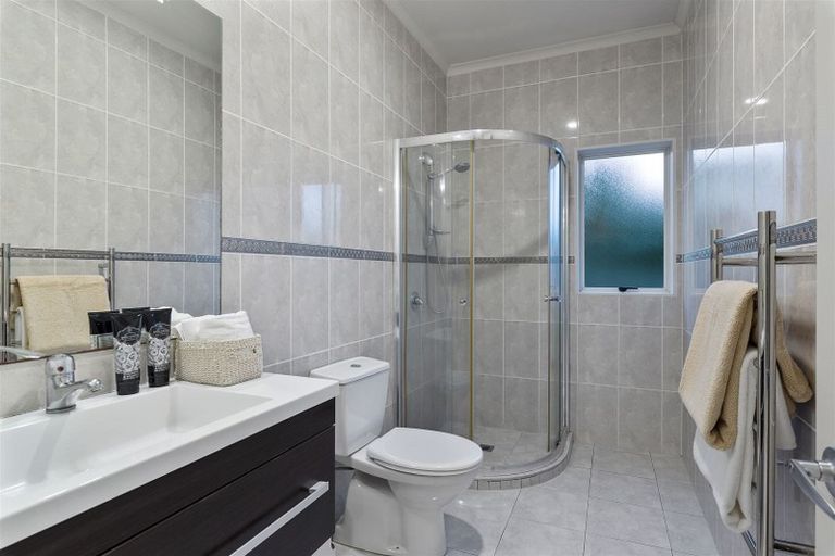 Photo of property in 12 Lakeridge Close, Northcross, Auckland, 0632