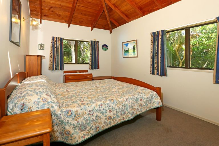 Photo of property in 40 Napuka Road, Henderson Valley, Auckland, 0612