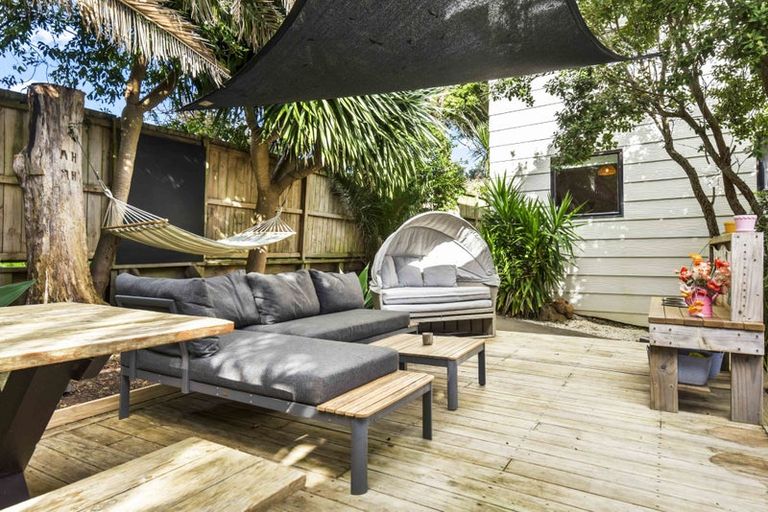 Photo of property in 1297b Whangaparaoa Road, Army Bay, Whangaparaoa, 0930