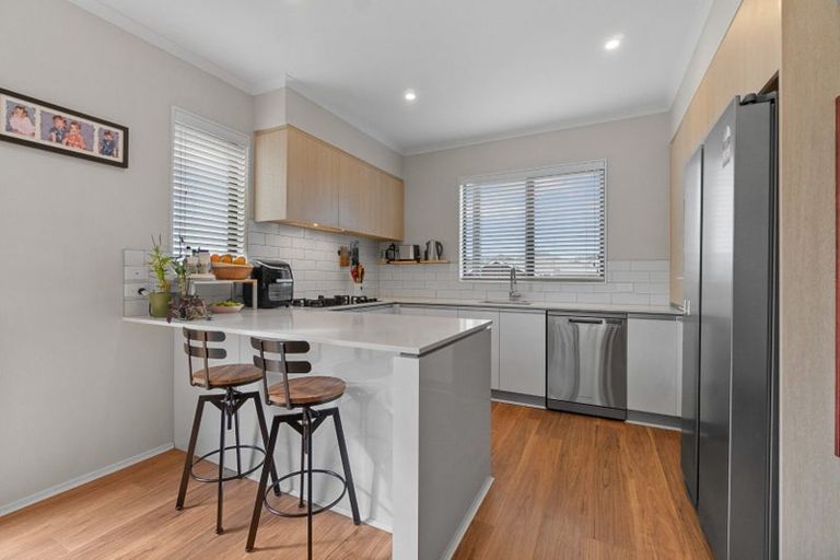 Photo of property in 16 Onekura Street, Red Beach, 0932