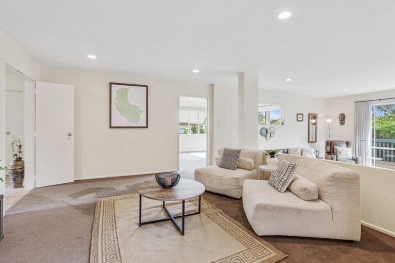 Photo of property in 18 Tyrico Close, Unsworth Heights, Auckland, 0632