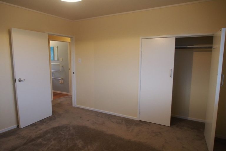 Photo of property in 4 Verena Place, Green Bay, Auckland, 0604