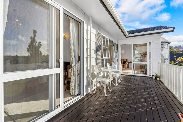 Photo of property in 2 Ravenstone Place, Chatswood, Auckland, 0626