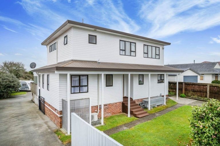 Photo of property in 34 Hobsonville Road, West Harbour, Auckland, 0618