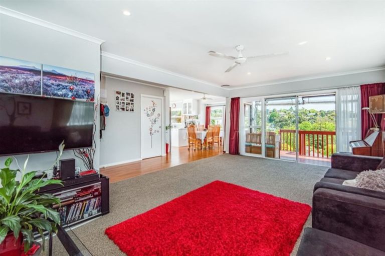 Photo of property in 365 Wairau Road, Totara Vale, Auckland, 0629