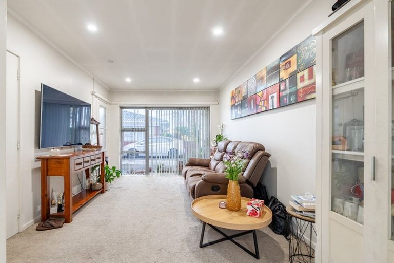 Photo of property in 4/6 Ray Small Drive, Papakura, 2110