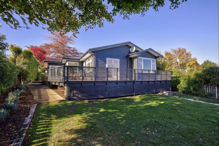 Photo of property in 11 Cedar Drive, Kelvin Heights, Queenstown, 9300