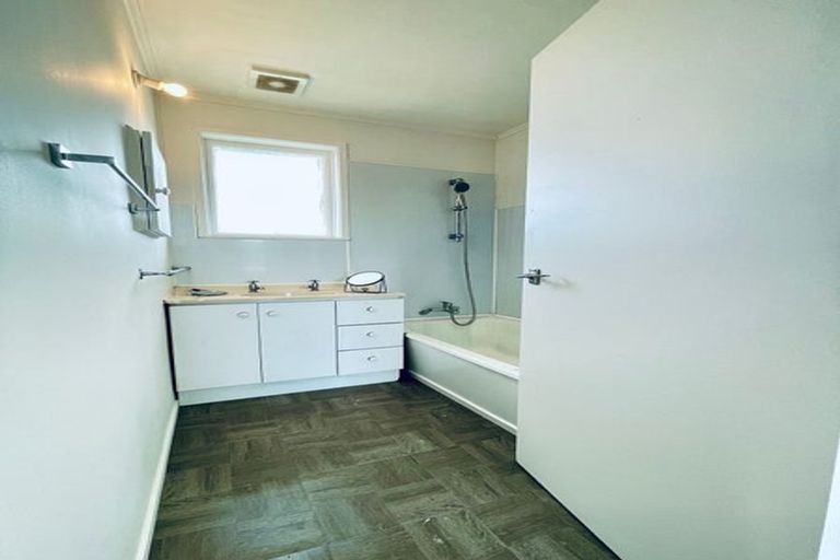 Photo of property in 3 Addison Drive, Glendene, Auckland, 0602