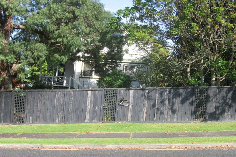 Photo of property in 1/12 Kitewao Street, Northcote, Auckland, 0627