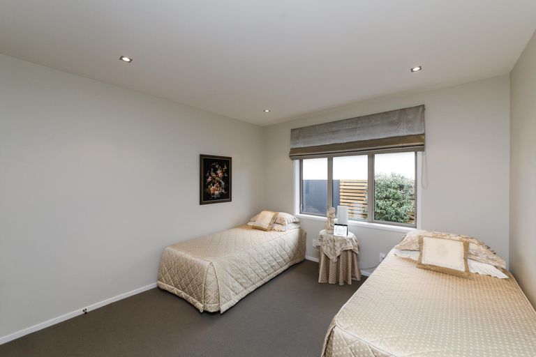 Photo of property in 2 Grand Oaks Drive, Awapuni, Palmerston North, 4412