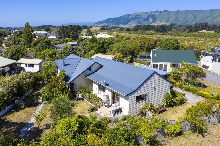 Photo of property in 36 Freyberg Crescent, Waikanae Beach, Waikanae, 5036