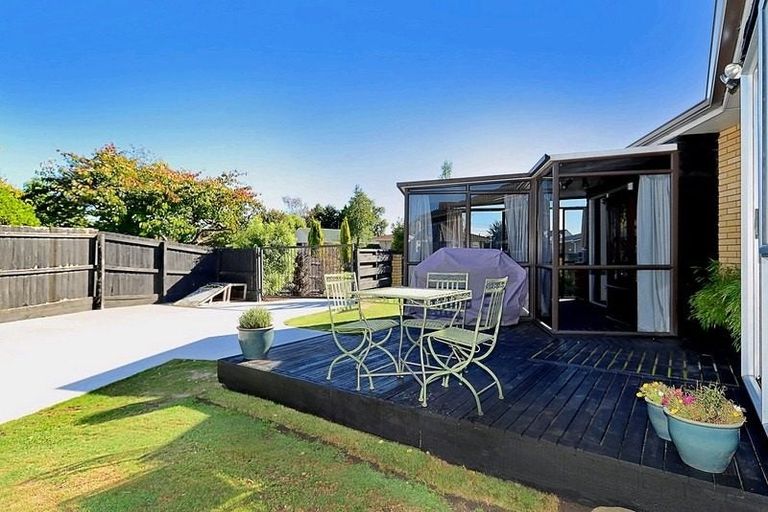 Photo of property in 11 Beeston Place, Redwood, Christchurch, 8051