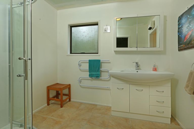 Photo of property in 40 Napuka Road, Henderson Valley, Auckland, 0612