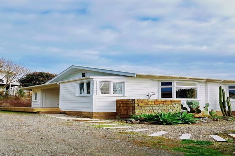 Photo of property in 20 Mcfarlane Street, Oakura, 4314